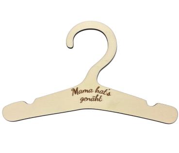 Kleiderbügel aus Holz mit Schriftzug Mama hat’s genäht